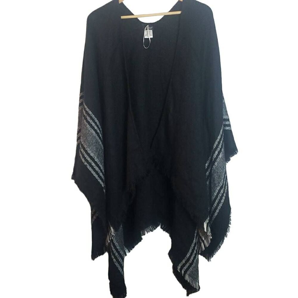 Chatties‎ Black and White Poncho